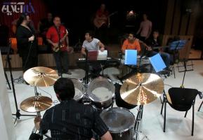 عکس هایی از تمرین گروه علیرضا عصار برای کنسرت عکس هایی از تمرین گروه علیرضا عصار برای کنسرت